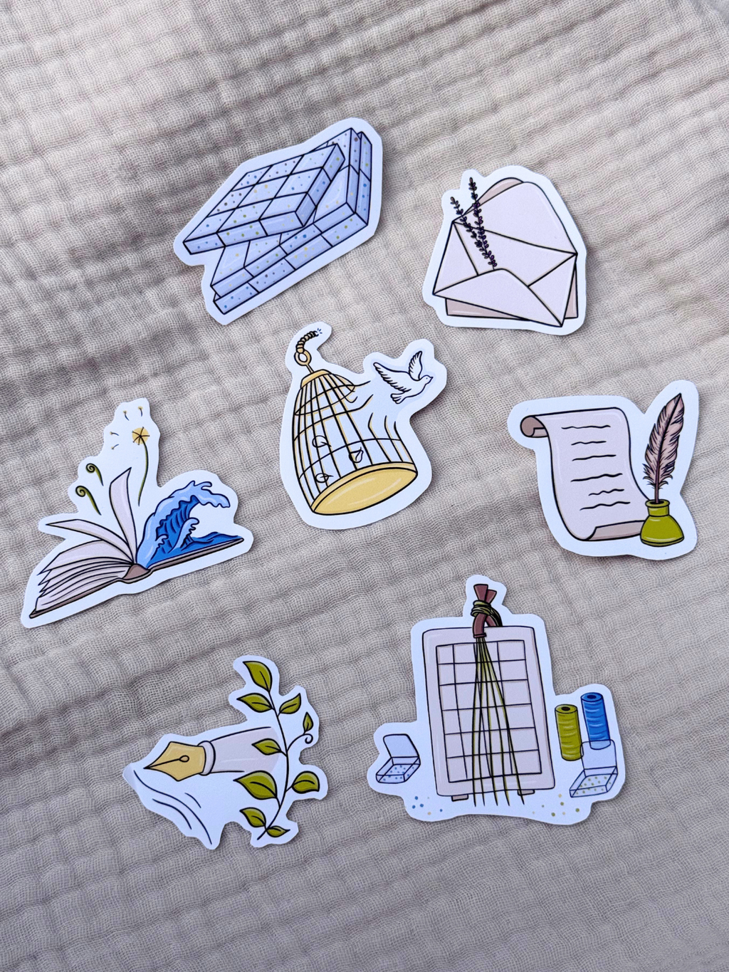 Pack de stickers Noème by elo posé sur une table